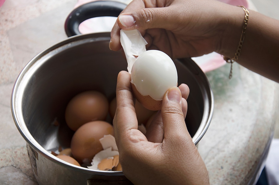 Jak gotować jajka, żeby łatwo się obierały ze skorupki?