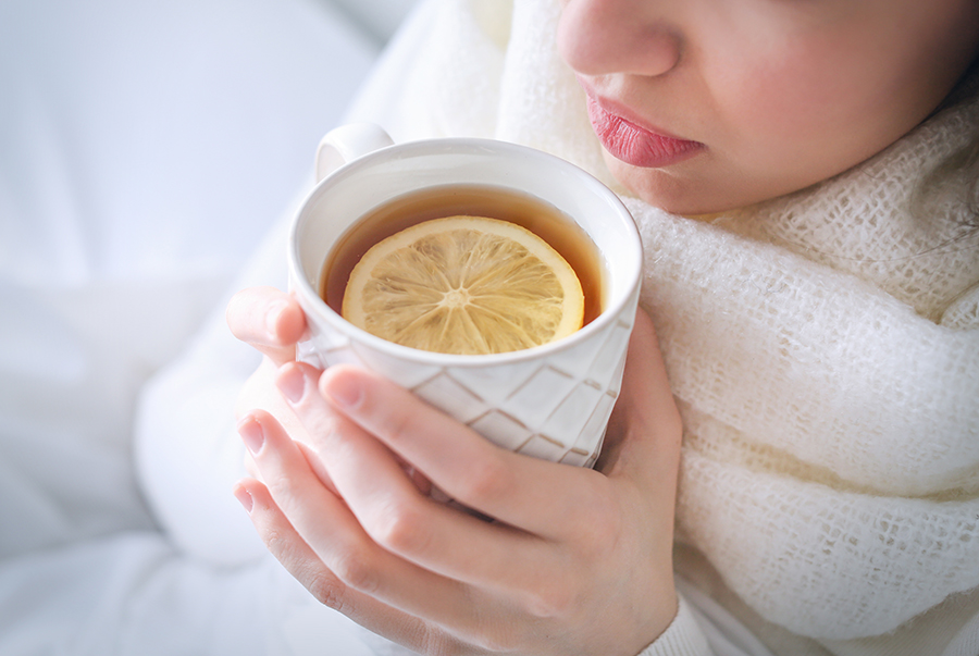 Picie gorących napojów podczas przeziębienia pomaga w łagodzeniu objawów choroby